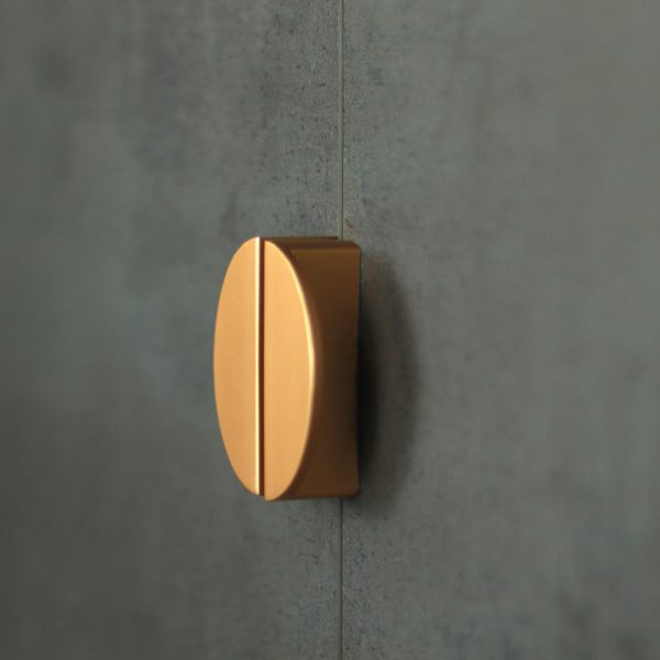 Alternative view of Kopen Luxe Brass Half-Moon Cabinet Handle with Modern Design